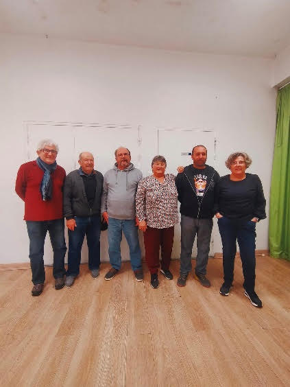 4 hommes et 2 femmes debout